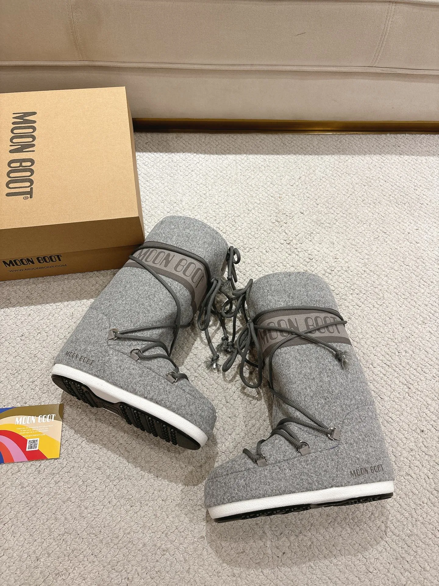 p660 [Exclusive top quality | New upgrade] Moon Boot 2025 autumn and winter hot snow boots are here! Don’t just focus on UGG anymore, fashionistas have already changed to these "ugly moon boots" ✨ 🔥Forget UGG! The Moon Boot that was once popular throughout the millennium is back! At that time, Paris Hilton, Victoria Beckham and other top icons were wearing it. Now with the strong return of the Y2K trend, the same QQ show outfit is a must-have for young people!  👢Hidden within 4cm, the legs are slimmer. 💫Looks fluffy, but actually looks slimmer. ❄️Full marks for thermal insulation, no longer cold in winter. 🌟Same style for men and women, regardless of left or right, easy to match. Don’t look at it’s cute appearance, but it instantly transforms into a trend focus! If you want both warmth and style, this is a must-have! ❶Material: original customized nylon cloth ❷Lining: original 100% silk cotton liner ❸Feet: original 100% silk cotton liner ❹Outsole: original molded two-color non-slip outsole ❺Sole thickness: 4cm (including inner height increase) ❻Code number: 35/38; 39/41 ❼Packaging: original full set of packaging ☀Color: official website updated simultaneously